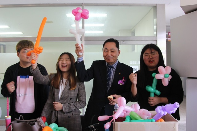 ▲ 채훈관 총장이 지난 15일 스승의 날을 맞아 실시한 감사나눔바자회에 참석해 학생들과 즐거운 시간을 갖고 있다.ⓒ유원대학교