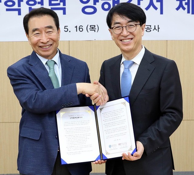 ▲ 16일 이용걸 세명대 총장(오른쪽)과 이강래 한국도로공사 사장이 산학협력 업무협약을 체결하고 기념촬영을 하고 있다.ⓒ세명대