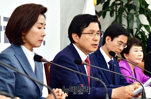 ▲ 황교안 자유한국당 대표가 16일 오후 국회에서 열린 최고위원회의에서 모두발언을 하고 있다.ⓒ이종현 기자