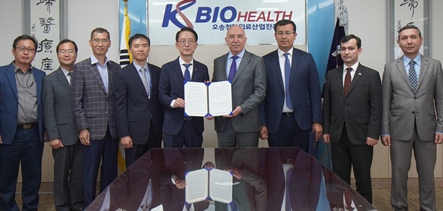 ▲ 오송첨단의료산업진흥재단이 16일 우즈베키스탄 보건부 장관 일행을 맞아 제약 산업 발전을 위한 업무협약을 체결했다.ⓒ오송첨단의료산업진흥재단
