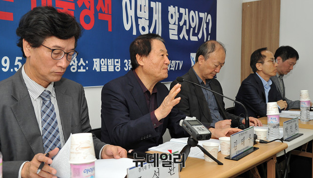 ▲ 박인환 바른사회시민회의 대표 등 참석자들이 16일 오전 서울 종로구 제일빌딩에서 진행된 바른사회시민회의 정책토론회에서 발언하고 있다.ⓒ이기륭 기자