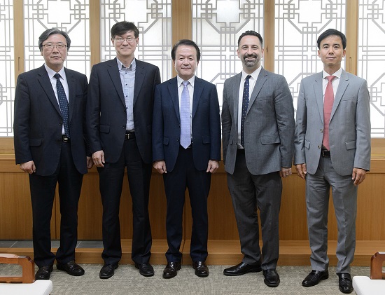 ▲ 이강진 세종시 정무부시장이 17일 테드 로스(Ted Ross) 미국 로스엔젤레스 부시장을 만나 한·미 스마트시티 간 협의체 구성 및 상호 교류 협력 방안을 논의했다.ⓒ세종시