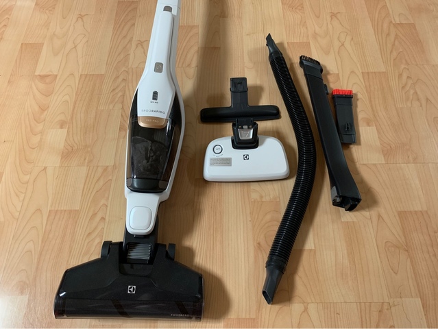 ▲ '에르고라피도 파워프로'와 상황별 최적화된 청소를 돕는 다양한 형태의 노즐. ⓒ연찬모 기자