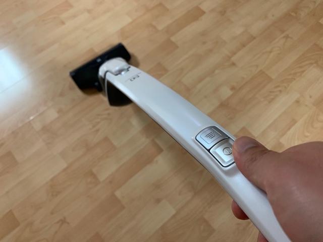 ▲ 손잡이 부분에 위치한 전원 버튼(위)과 흡입 강도 버튼(아래)을 손쉽게 눌러 구동할 있도록 설계됐다. ⓒ연찬모 기자