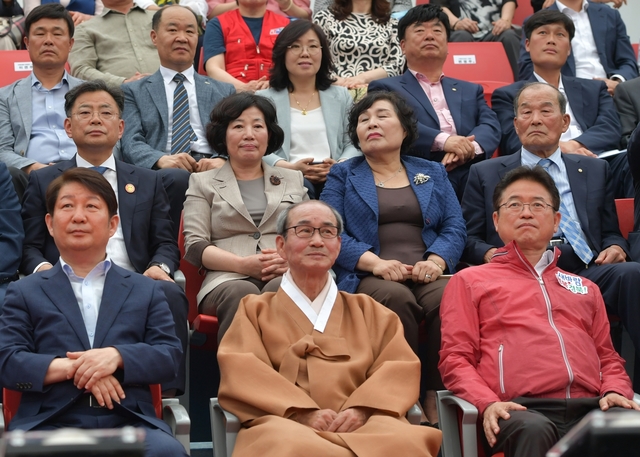 ▲ 축제에는 권영진 대구시장, 이승율 군수, 이철우 경북도지사(왼쪽부터)가 참석해 축제개막을 축하했다.ⓒ청도군