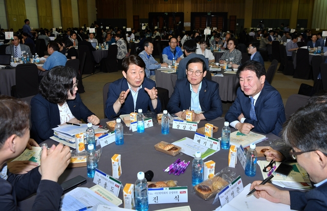 ▲ 대구시는 16일 오후 7시 엑스코 그랜드볼룸에서 ‘보존인가 개발인가! 시민에게 듣는다. 팔공산 구름다리’를 주제로  올해 첫 번째 원탁회의를 개최했다.ⓒ대구시