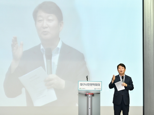 ▲ 시민원탁회의에서 권영진 대구시장이 팔공산구름다리와 관련한 입장을 밝히고 있다.ⓒ대구시