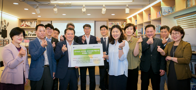 ▲ 김재석 웅진코웨이 인사지원실장(맨 뒷줄 왼쪽 네 번째)과 유제철 환경부 생활환경정책실장(첫 번째 줄 왼쪽 세 번째)를 비롯한 사업 참가업체들이 기념 사진을 촬영하고 있다. ⓒ 웅진코웨이