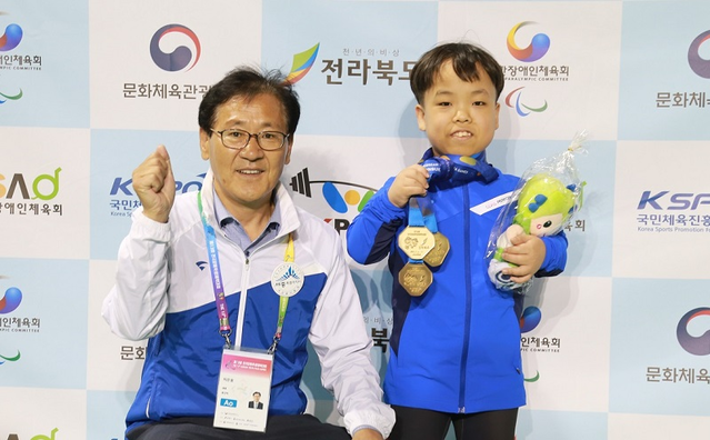 ▲ 이은웅 세종시체육회 사무처장과 역도 3관왕 천민기 선수.ⓒ세종시