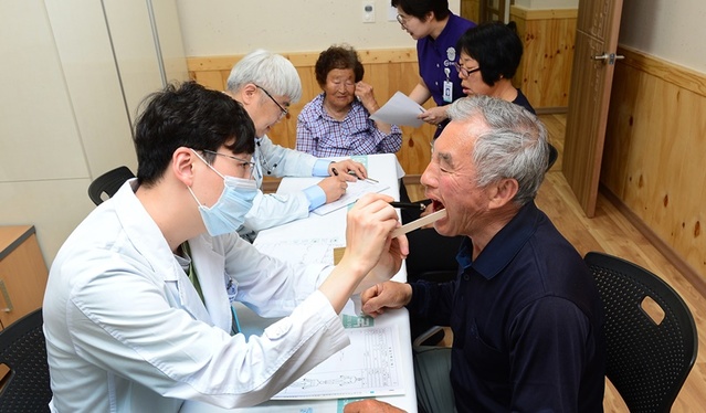 ▲ 17일 찾아가는 농촌현장병원 행사에 참여한 청주 한국병원 의료진들이 지역 주민들에게 진료 봉사를 하고 있다.ⓒ충북도농업기술원