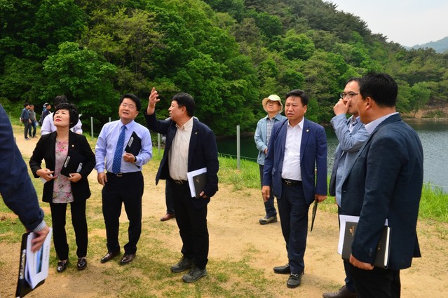 ▲ 제천시의회 산업건설위원회가 의림지 방죽 현장을 방문해 현장점검을 벌이고 있다.ⓒ제천시의회