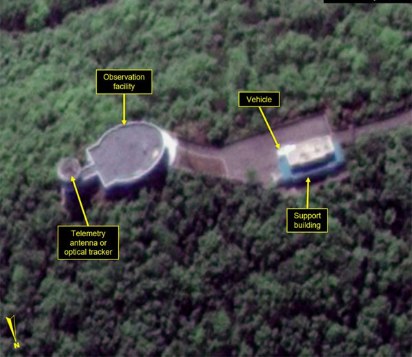 ▲ '38노스'가 주목한, 북한 서해 동창리 미사일 시험장의 관측 및 텔레메트리 기록소. 건물 앞에 승합차가 계속 포착됐다. ⓒ美38노스 관련보고서 캡쳐-디지털 글로브 5월 10일 촬영.