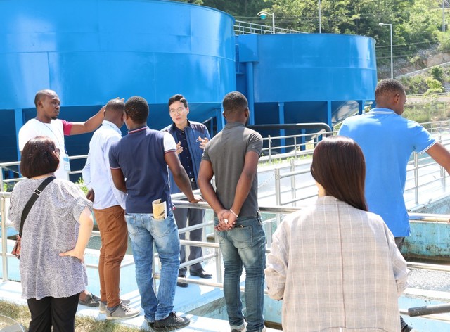 ▲ 16일 적도기니 몽고모 도시 등 상수도시설 운영근무자들이 단양수도센터를 방문해 현장실습 교육을 받고 있다.ⓒ단양수도센터 제공