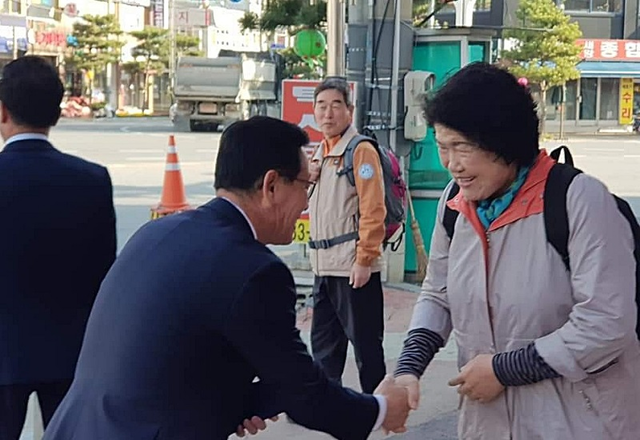 ▲ 이차영 괴산군수가 매일 도보로 출근하며 군민과 소통을 하고 있다.ⓒ괴산군