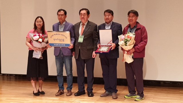 ▲ 시상자로 나선 국립환경과학원 류재근 자문위원(사진 가운데)과 포항시 정수과 노언정 과장(왼쪽에서 4번째)을 비롯한 정수과 직원들이 기념촬영을 하고 있다.ⓒ포항시