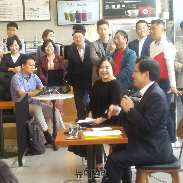 ▲ 자유한국당 황교안 대표가 17일 세종시를 방문해 한 카페에서 ‘세종맘과의 간담회’를 가졌다.ⓒ김동식 기자