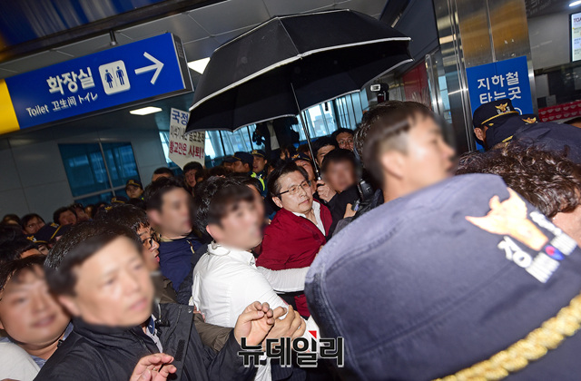 ▲ 황교안 자유한국당 대표가 3일 오전 광주 광산구 광주송정역에서 열린 '문재인 STOP! 광주시민이 심판합니다!' 규탄대회를 마치고 송정역사 안으로 들어서자 광주 좌파단체가 항의하며 한국당 지지자 및 경찰과 충돌하고 있다.ⓒ박성원 기자