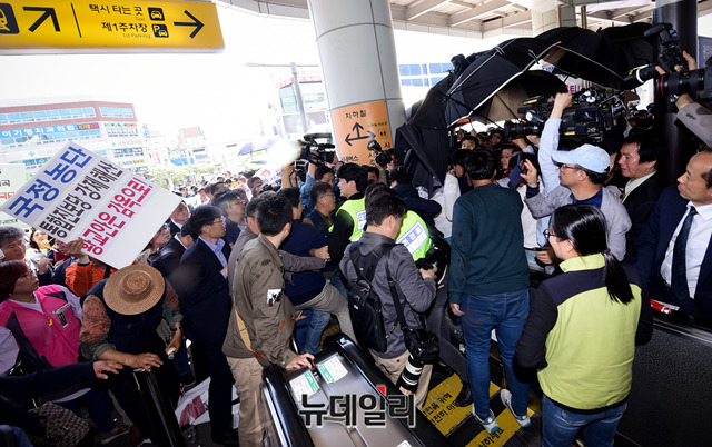 ▲ 황교안 자유한국당 대표가 3일 오전 광주 광산구 광주송정역에서 열린 '문재인 STOP! 광주시민이 심판합니다!' 규탄대회를 마치고 송정역사 안으로 들어서자 광주 좌파단체가 항의하며 한국당 지지자 및 경찰과 충돌하고 있다.ⓒ박성원 기자