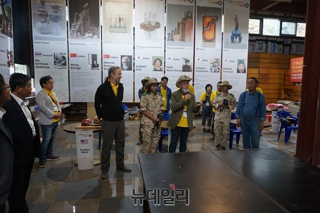 ▲ 제주 세계도자워크숍에 참석한 외국 작가들이 인사말을 하고 있다.ⓒ김정원 기자