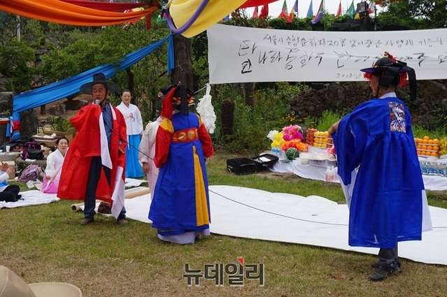 ▲ 제주 탐나라 공화국 개국을 맞아 서울시 무형문화재 20호 이명옥 선생이 ‘탐나라 공화국 한라산 제주 오름 도당굿’을 하고 있다.ⓒ김정원 기자