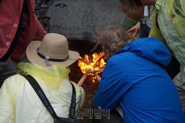 ▲ 제주 탐나라 공화국에서 국제 세라믹스 워크숍에 참석한 외국인들이 가마에 불을 지피고 있다.ⓒ김정원 기자