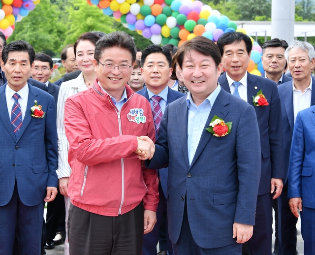 ▲ 기공식에서 권영진 대구시장(오른쪽)과 이철우 경북도지사가 손을 맞잡고 기공식을 축하하고 있다.ⓒ대구시