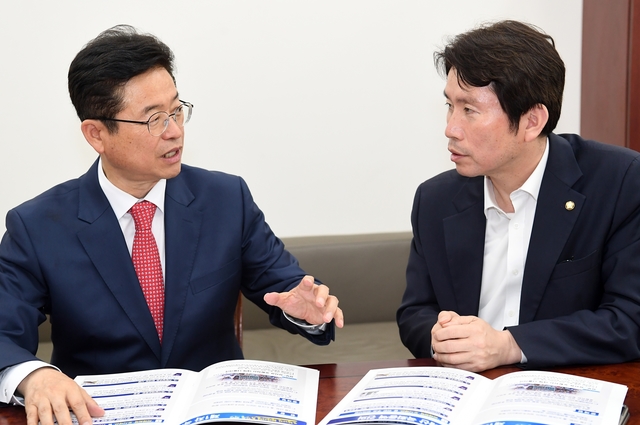 ▲ 이철우 경북도지사(왼쪽)가 최근 민주당 이인영 원내대표를 만나 신속한 특별법 제정을 건의했다.ⓒ경북도