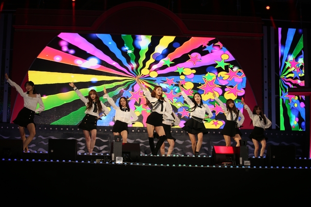 ▲ 홍준명 축제추진위 부위원장의 개막선언으로 이어진 개막식에서 러블리즈가 축하공연을 하고 있다.ⓒ성주군