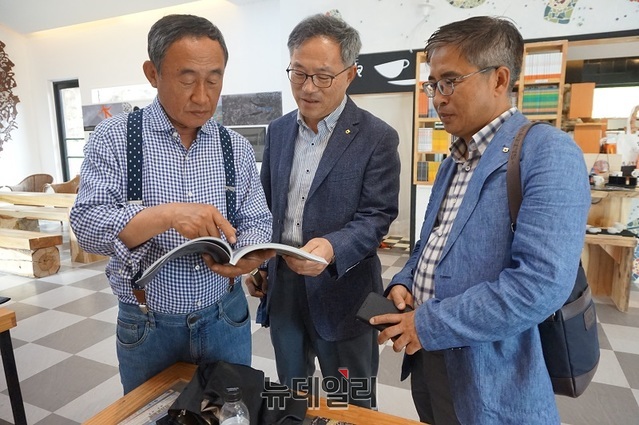 ▲ 최기중 서산축협 조합장(중앙)이 19일 제주 탐나라 공화국에서 강우현 대표와 대화를 하고 있다. 우측은 장경훈 서산축협 유통경영팀장.ⓒ김정원 기자