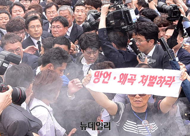 ▲ 황교안 자유한국당 대표가 18일 오전 광주 북구 국립5·18민주묘지에서 열린 제37주년 5·18광주민주화운동 기념식에 참석한 후 참배하기 위해 추모탑으로 이동했으나 시민들의 저지로 참배하지 못했다.ⓒ박성원 기자