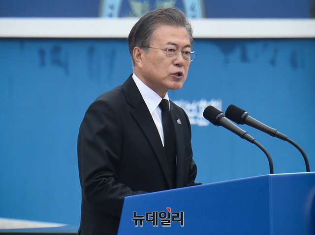 ▲ 문재인 대통령이 18일 오전 광주 국립 5·18민주묘지에서 열린 제39주년 5.18광주민주화운동 기념식에 참석해 기념사를 하고 있다. ⓒ박성원 기자