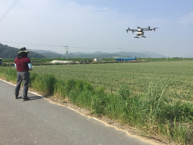 ▲ 예천군농업기술센터는 16일 개포면 동송리, 용문면 제곡리, 하학리 일원에서 농업용 드론을 활용한 원예작물 병해충 방제 연시회를 실시했다.ⓒ예천군