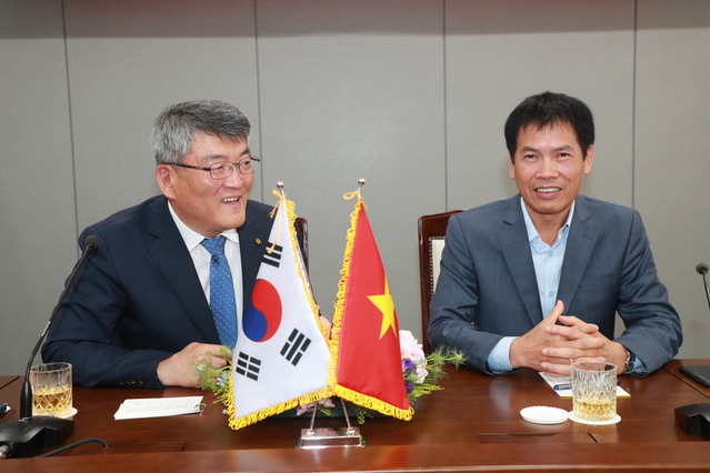 ▲ 점검단은 예천군청을 방문해 김학동 예천군수(왼쪽)와 스포츠인프라 구축과 스포츠마케팅을 통한 지역 활성화에 대해 의견을 교환했다.ⓒ예천군