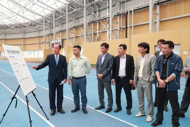 ▲ 예천실내육상훈련장과 예천진호국제양궁장을 차례로 둘러본 점검단은 양궁·육상 훈련 시설에 대해 감탄사를 연발했다.ⓒ예천군