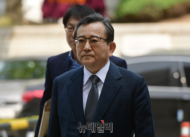 ▲ 김학의 전 법무부차관이 16일 영장실질심사를 받기 위해 서울중앙지법에 출석하고 있다. ⓒ정상윤 기자