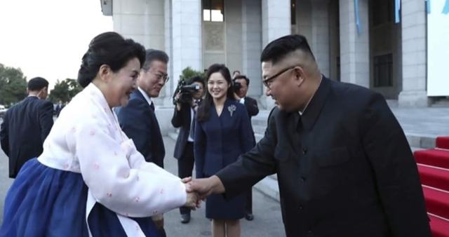 ▲ 지난해 9월 남북정상회담 당시 북한 김정은과 악수를 하고 있는 김정숙 여사.ⓒ민경욱 자유한국당 대변인 페이스북 캡처