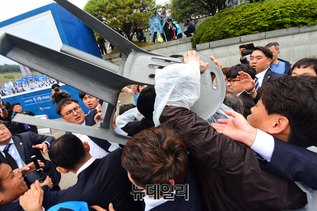 ▲ 황교안 자유한국당 대표가 18일 오전 광주 북구 국립5·18민주묘지에서 열린 제39주년 5·18민주화운동 기념식에 참석하기 위해 입구에 들어서자 한 시민이 황 대표에게 의자를 던지며 욕설을 하고 있다.ⓒ이종현 기자