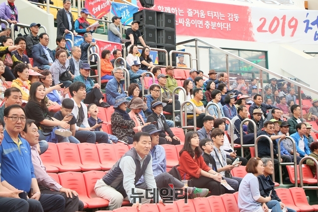 ▲ 일요일인 19일 박진감넘치는 갬블방식 소싸움 경기에 쏠린 관광객들.ⓒ뉴데일리