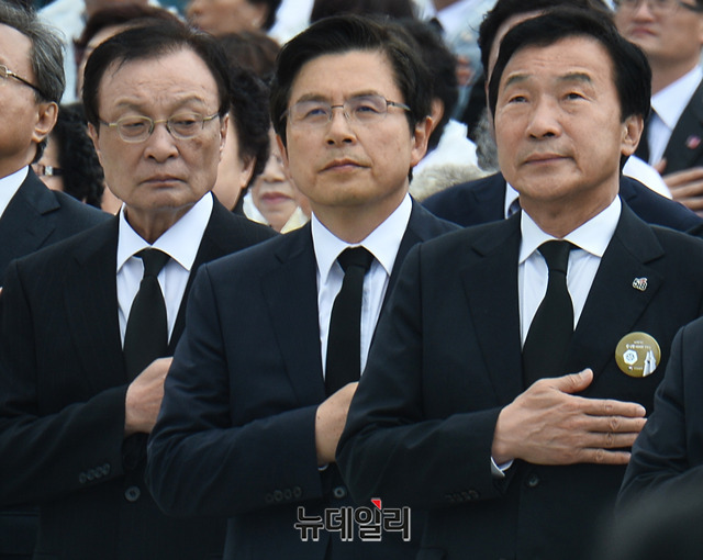 ▲ 이해찬 더불어민주당 대표(왼쪽부터), 황교안 자유한국당 대표, 손학규 바른미래당 대표가 18일 오전 광주 북구 국립5.18민주묘지에서 열린 제39주년 5.18광주민주화운동 기념식에서 국민의례를 하고 있다.ⓒ박성원 기자