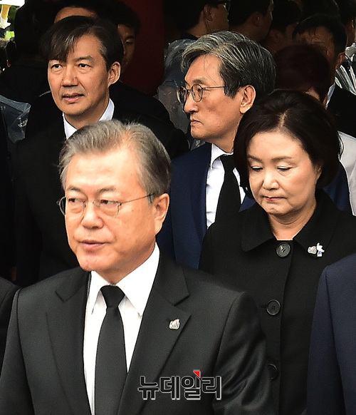 ▲ 문재인 대통령과 부인 김정숙 여사, 노영민 비서실장, 조국 민정수석이 18일 오전 광주 북구 국립5·18민주묘지에서 열린 제39주년 5·18민주화운동 기념식에 참석하기 위해 입장하고 있다. ⓒ이종현 기자