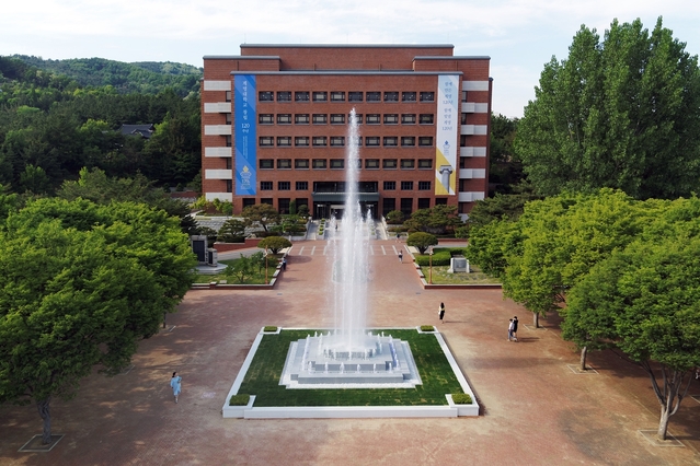 ▲ 계명대가 창립 120주년을 맞이해 새로운 물줄기, 성장의 물줄기를 올린다는 의미로 발전기금을 조성해 분수대를 건축했다.ⓒ계명대