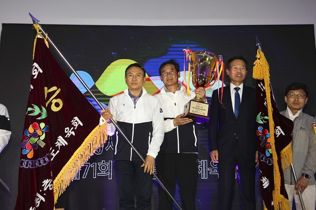 ▲ 천안시가 19일 제71회 충청남도민체육대회에서 2년 만에 종합우승을 차지했다. 구본영 천안시장(왼쪽)이 우승기를 들고 기념사진을 찍고 있다.ⓒ충남도