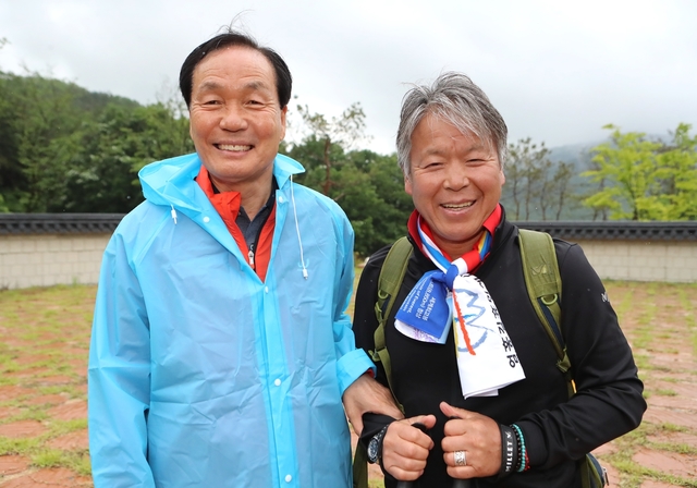 ▲ 김주수 의성군수(왼쪽)와 산악인 엄홍길 씨.ⓒ의성군