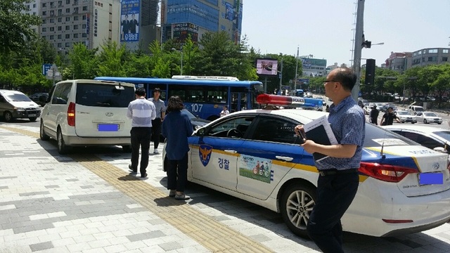 ▲ 과태료 체납 차량 등에 대한 경찰과 합동단속 장면.ⓒ대전시