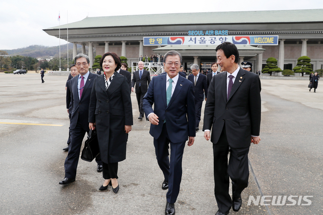 ▲ 한미정상회담을 위해 미국을 방문하는 문재인 대통령과 부인 김정숙 여사가 지난달 10일 경기도 성남 서울공항(성남비행장)에서 노영민 비서실장, 진영 행정안전부 장관과 함께 공군 1호기로 이동하고 있다. 군 전문가들은 성남비행장은 서울에서 가장 가까운 수도권의 군 공항으로 대통령과 외국의 국빈 및 대통령을 영접할 때 사용되는 만큼 지리적 이점이 큰 중요한 전략기지이며 공군의 전략정찰수단인 금강 정찰기, 백두 정찰기도 주둔하고 있어 안보적으로 중요한 비행장이라고 목소리를 모으고 있다.ⓒ뉴시스
