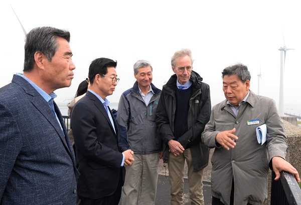 ▲ 양승조 충남도지사가 뉴질랜드 지방 환경정책 분야 통합 정책 계획 관리자 역할을 맡았던 치어 블라우 박사의 안내를 받으며 휘어스호의 해수유통 과정과 터널 운용 등을 살피고 있다.ⓒ충남도