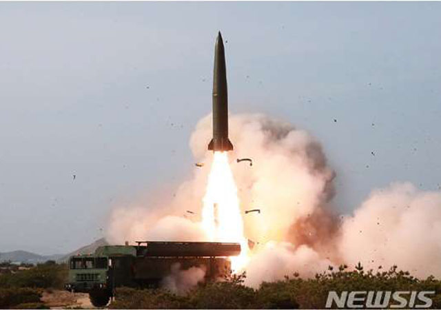 ▲ 북한이 지난 4일과 9일 발사한 신형 단거리 탄도미사일. 북한군은 9일 이후로도 이동식 차량 발사대(TEL)와 방사포를 이동하며 훈련 중이라고 한다. ⓒ뉴시스. 무단전재 및 재배포 금지.