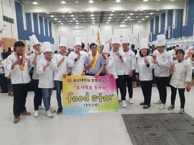 ▲ 호산대 학생들이 수상후 기념촬영을 하고 있다. 죄측 첫 번째 정우석 지도교수. ⓒ호산대