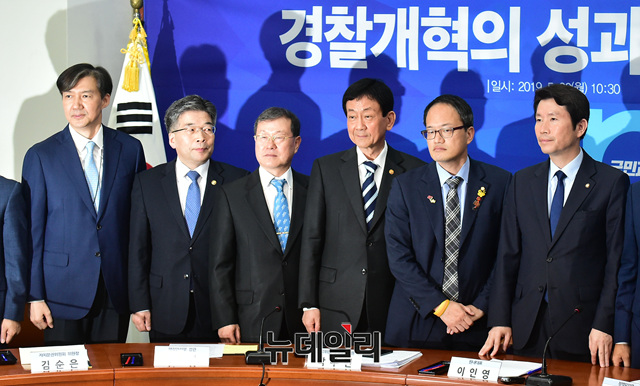 ▲ 이인영 더불어민주당 원내대표, 조국 청와대 민정수석, 민갑룡 경찰청장 등 참석자들이 20일 오전 국회 당대표실에서 열린 경찰개혁의 성과와 과제 당정청 협의에서 기념사진을 찍고 있다. ⓒ이종현 기자