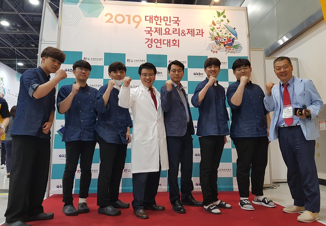 ▲ 유원대 호텔외식조리학과 학생들이 ‘2019 국제요리&제과 경연대회’ 3코스 라이브 경연 및 전시부문에서 전원 금상과 조리협회장상인 우수상을 받았다. (좌로부터) 이시우·임성희·곽진성 학생, 허영욱 지도교수, 이동근 대회운영위원장, 오철민·이시우 학생, 이윤호 조직위원.ⓒ유원대